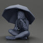 Diorama Modellbau Produktfoto 11: Diorama-Miniatur: Sitzende Frau in Jacke und Shorts mit offenem Regenschirm (Ref Nr. A85)