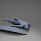 Diorama Modellbau Produktfoto 11: Diorama-Miniatur: Liegende Person bäuchlings neben Surfbrett mit Finnen (Ref Nr. A66)