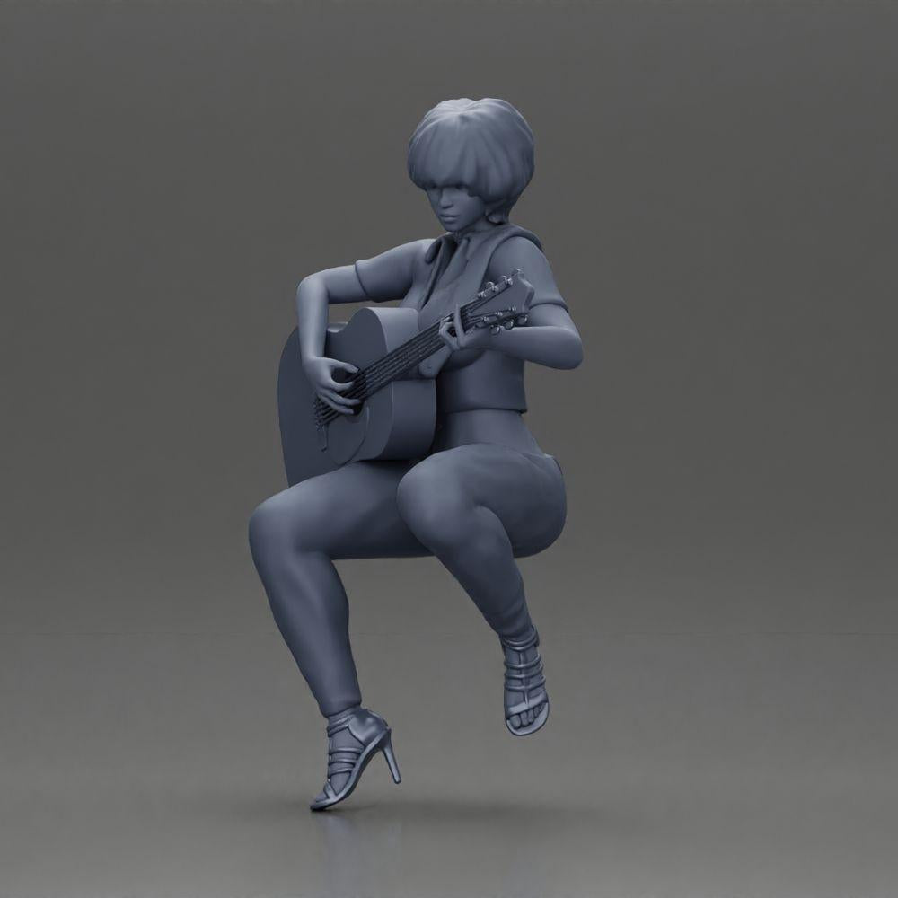 Diorama Modellbau Produktfoto 11: Miniatur: Frau mit Kurzhaar spielt akustische Gitarre Halskette, Riemchensandalen (Ref Nr. A128)