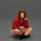 Diorama Modellbau Produktfoto 12: Diorama-Miniatur: Sitzende Frau in Jacke und Shorts mit offenem Regenschirm (Ref Nr. A85)