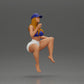 Diorama Modellbau Produktfoto 0: Diorama Figur: Sitzende weibliche Miniatur, blaues Top & Shorts, Kappe, barfuß - entspannte Pose (Ref Nr. A133)
