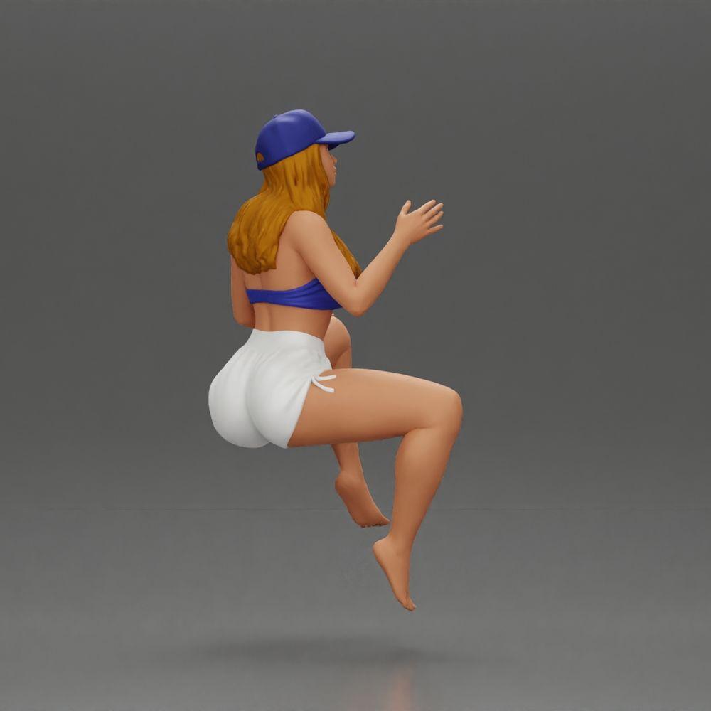 Diorama Modellbau Produktfoto 1: Diorama Figur: Sitzende weibliche Miniatur, blaues Top & Shorts, Kappe, barfuß - entspannte Pose (Ref Nr. A133)