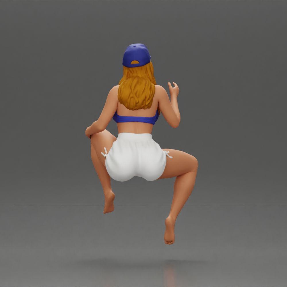 Diorama Modellbau Produktfoto 2: Diorama Figur: Sitzende weibliche Miniatur, blaues Top & Shorts, Kappe, barfuß - entspannte Pose (Ref Nr. A133)