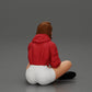Diorama Modellbau Produktfoto 14: Diorama-Miniatur: Sitzende Frau in Jacke und Shorts mit offenem Regenschirm (Ref Nr. A85)