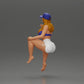 Diorama Modellbau Produktfoto 3: Diorama Figur: Sitzende weibliche Miniatur, blaues Top & Shorts, Kappe, barfuß - entspannte Pose (Ref Nr. A133)