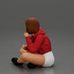 Diorama Modellbau Produktfoto 16: Diorama-Miniatur: Sitzende Frau in Jacke und Shorts mit offenem Regenschirm (Ref Nr. A85)