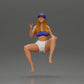 Diorama Modellbau Produktfoto 5: Diorama Figur: Sitzende weibliche Miniatur, blaues Top & Shorts, Kappe, barfuß - entspannte Pose (Ref Nr. A133)