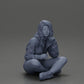 Diorama Modellbau Produktfoto 18: Diorama-Miniatur: Sitzende Frau in Jacke und Shorts mit offenem Regenschirm (Ref Nr. A85)