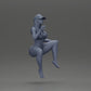Diorama Modellbau Produktfoto 6: Diorama Figur: Sitzende weibliche Miniatur, blaues Top & Shorts, Kappe, barfuß - entspannte Pose (Ref Nr. A133)