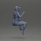 Diorama Modellbau Produktfoto 7: Diorama Figur: Sitzende weibliche Miniatur, blaues Top & Shorts, Kappe, barfuß - entspannte Pose (Ref Nr. A133)