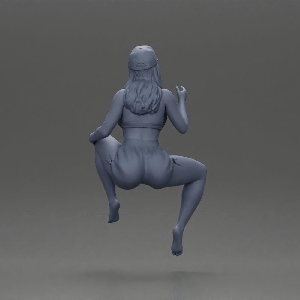 Diorama Modellbau Produktfoto 8: Diorama Figur: Sitzende weibliche Miniatur, blaues Top & Shorts, Kappe, barfuß - entspannte Pose (Ref Nr. A133)
