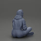 Diorama Modellbau Produktfoto 19: Diorama-Miniatur: Sitzende Frau in Jacke und Shorts mit offenem Regenschirm (Ref Nr. A85)