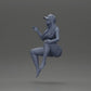 Diorama Modellbau Produktfoto 10: Diorama Figur: Sitzende weibliche Miniatur, blaues Top & Shorts, Kappe, barfuß - entspannte Pose (Ref Nr. A133)