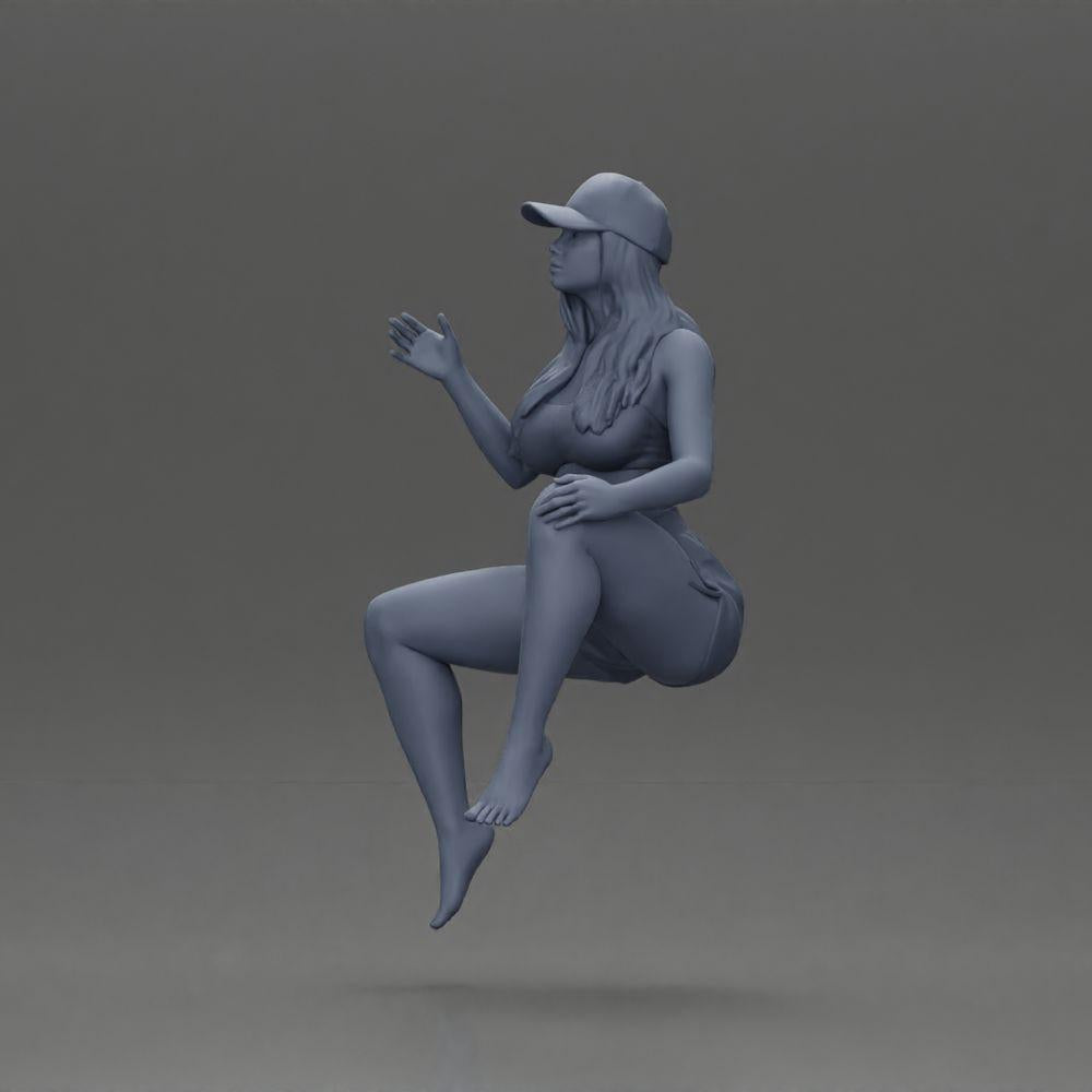 Diorama Modellbau Produktfoto 10: Diorama Figur: Sitzende weibliche Miniatur, blaues Top & Shorts, Kappe, barfuß - entspannte Pose (Ref Nr. A133)