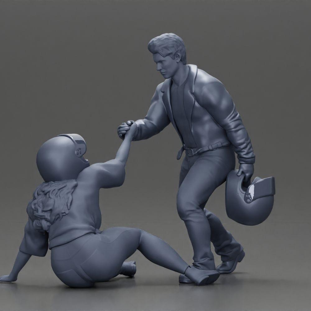 Diorama Modellbau Produktfoto 18: Miniatur-Diorama: Mann hilft gestürzter Bikerin, hält Motorradhelm (Ref Nr. A91)
