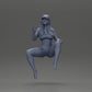 Diorama Modellbau Produktfoto 11: Diorama Figur: Sitzende weibliche Miniatur, blaues Top & Shorts, Kappe, barfuß - entspannte Pose (Ref Nr. A133)