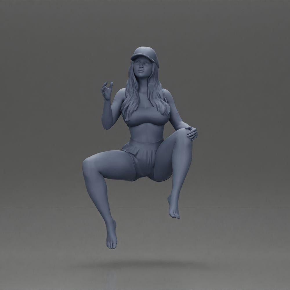 Diorama Modellbau Produktfoto 11: Diorama Figur: Sitzende weibliche Miniatur, blaues Top & Shorts, Kappe, barfuß - entspannte Pose (Ref Nr. A133)