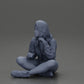 Diorama Modellbau Produktfoto 20: Diorama-Miniatur: Sitzende Frau in Jacke und Shorts mit offenem Regenschirm (Ref Nr. A85)