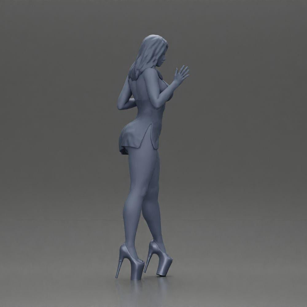 Diorama Modellbau Produktfoto 7: Diorama-Frauenfigur: Elegante stehende Frau im roten Kleid mit Plateauschuhen (Ref Nr. A134)