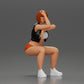 Diorama Modellbau Produktfoto 0: Sitzende Miniaturfigur: Frau mit kurzer Lederjacke, Top, Shorts und Sneakers (Ref Nr. A61)