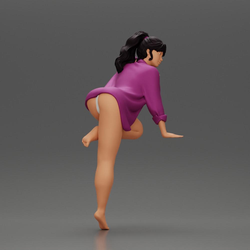 Diorama Modellbau Produktfoto 1: Diorama-Miniatur: Weibliche Figur im langen Hemd und Bikini, am Tisch lehnend (Ref Nr. A52)