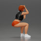 Diorama Modellbau Produktfoto 1: Sitzende Miniaturfigur: Frau mit kurzer Lederjacke, Top, Shorts und Sneakers (Ref Nr. A61)