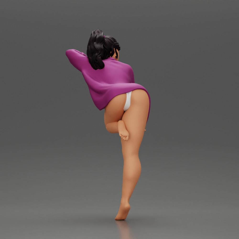 Diorama Modellbau Produktfoto 2: Diorama-Miniatur: Weibliche Figur im langen Hemd und Bikini, am Tisch lehnend (Ref Nr. A52)