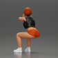 Diorama Modellbau Produktfoto 3: Sitzende Miniaturfigur: Frau mit kurzer Lederjacke, Top, Shorts und Sneakers (Ref Nr. A61)