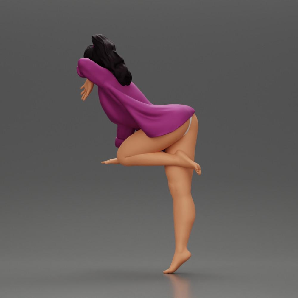 Diorama Modellbau Produktfoto 3: Diorama-Miniatur: Weibliche Figur im langen Hemd und Bikini, am Tisch lehnend (Ref Nr. A52)