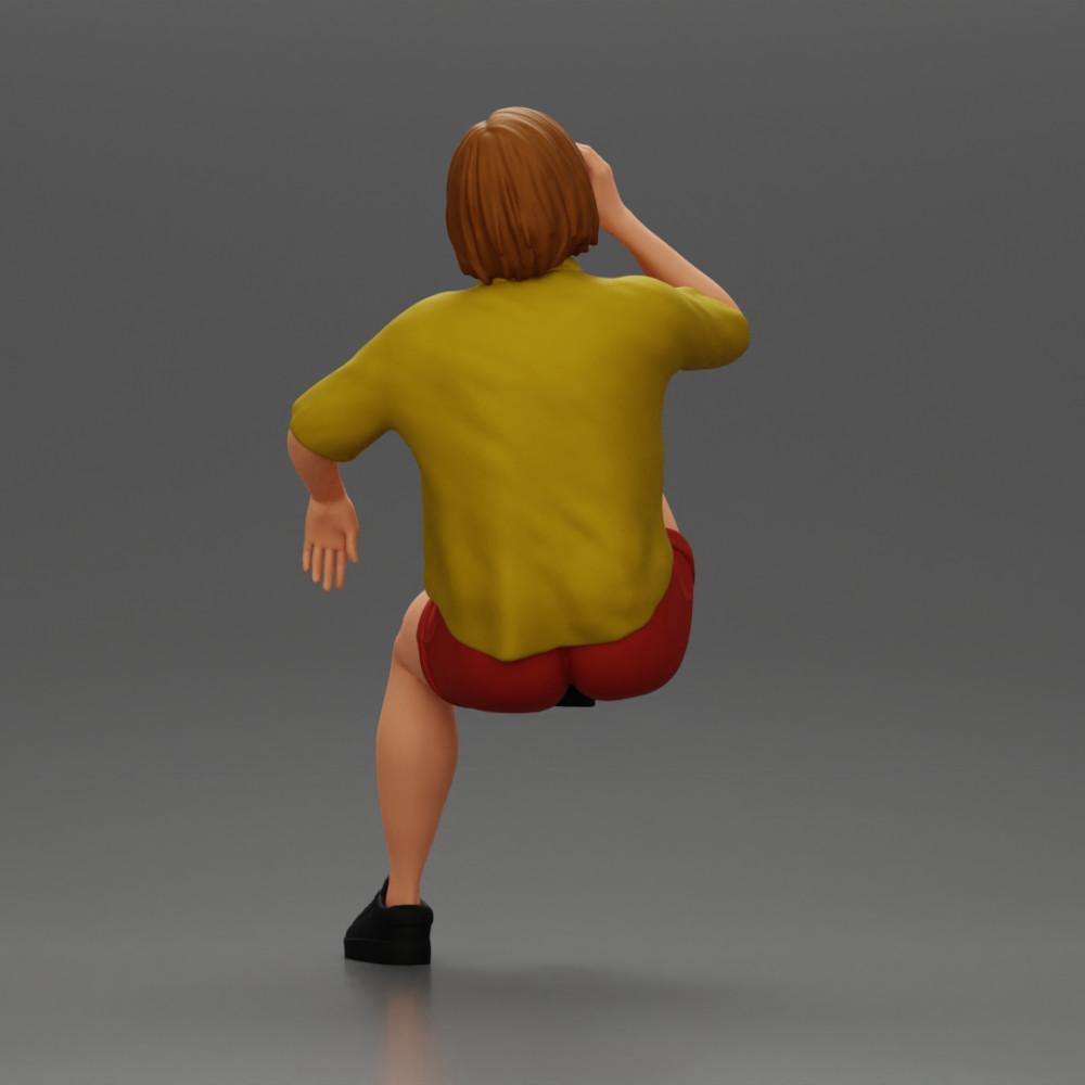 Diorama Modellbau Produktfoto 4: Miniatur: Sitzende junge Frau auf Stuhl, angezogenes Bein, trinkt aus einem Becher (Ref Nr. A57)