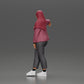 Diorama Modellbau Produktfoto 4: Diorama-Figur Frau mit Kopftuch und Jacke, am Auto lehnend, Arm ausgestreckt (Ref Nr. A59)