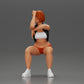 Diorama Modellbau Produktfoto 5: Sitzende Miniaturfigur: Frau mit kurzer Lederjacke, Top, Shorts und Sneakers (Ref Nr. A61)