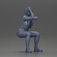 Diorama Modellbau Produktfoto 6: Sitzende Miniaturfigur: Frau mit kurzer Lederjacke, Top, Shorts und Sneakers (Ref Nr. A61)