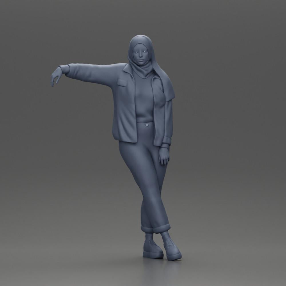 Diorama Modellbau Produktfoto 6: Diorama-Figur Frau mit Kopftuch und Jacke, am Auto lehnend, Arm ausgestreckt (Ref Nr. A59)