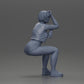 Diorama Modellbau Produktfoto 7: Sitzende Miniaturfigur: Frau mit kurzer Lederjacke, Top, Shorts und Sneakers (Ref Nr. A61)