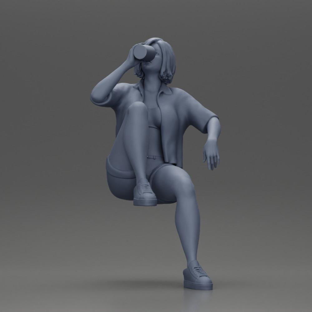 Diorama Modellbau Produktfoto 7: Miniatur: Sitzende junge Frau auf Stuhl, angezogenes Bein, trinkt aus einem Becher (Ref Nr. A57)