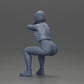 Diorama Modellbau Produktfoto 9: Sitzende Miniaturfigur: Frau mit kurzer Lederjacke, Top, Shorts und Sneakers (Ref Nr. A61)