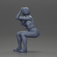 Diorama Modellbau Produktfoto 10: Sitzende Miniaturfigur: Frau mit kurzer Lederjacke, Top, Shorts und Sneakers (Ref Nr. A61)
