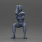 Diorama Modellbau Produktfoto 11: Sitzende Miniaturfigur: Frau mit kurzer Lederjacke, Top, Shorts und Sneakers (Ref Nr. A61)