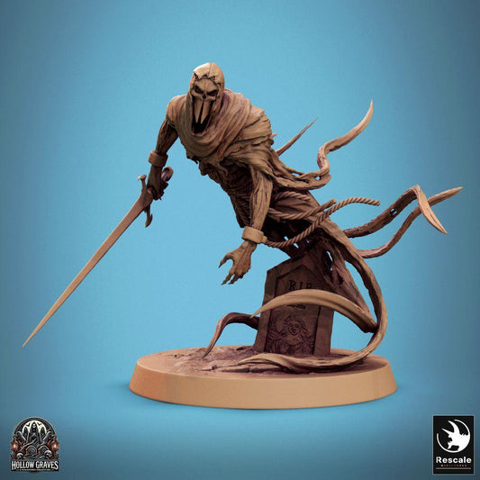 Produktfoto Tabletop 28mm Lord of the Print (LotP) 0: Tabletop Miniatur: Maskierter Geist, Phantom-Assassine, Wraith - Schattenklinge mit langem Schwert, Kapuze und schnabelartiger Maske, Grab-Basis mit Ranken (24_10_B10)