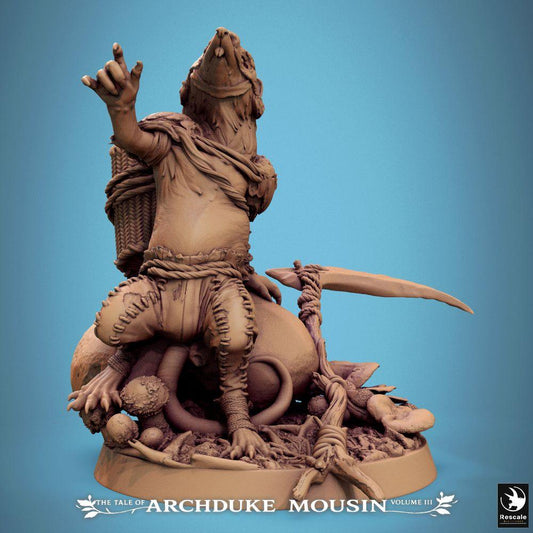 Produktfoto Tabletop 28mm Lord of the Print (LotP) 0: Tabletop Miniatur: Rattenmensch Ratfolk Schamane/Druide, Stammesanführer, Plünderer/Sammler - kauernd mit Sichel, Korbrucksack und Pilz-Base (25_07_Q1)