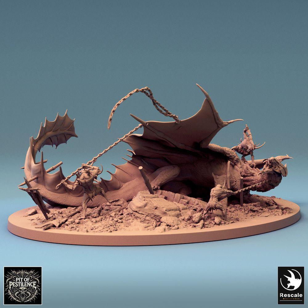 Produktfoto Tabletop 28mm Lord of the Print (LotP) 0: Tabletop Miniatur: Messingdrache Brass Dragon - Großdrache, Wyrm; Drachenjäger Boss-Encounter als Jagdszene mit Ketten und Speer auf Diorama-Base (24_08_A1)