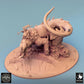 Produktfoto Tabletop 28mm Lord of the Print (LotP) 0: Tabletop Miniatur: Bestienreiter auf Echsenbestie - Barbaren-Champion mit Hellebarde, dämonisches Reittier, Bossmonster, szenische Base (24_08_C1)