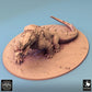 Produktfoto Tabletop 28mm Lord of the Print (LotP) 0: Tabletop Miniatur: Barbarenreiter auf Sumpfbestie - Reptilienungeheuer Kriegssaurier, Warbeast mit Speer, Ketten- und Sattelpanzer (24_08_C2)