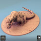 Produktfoto Tabletop 28mm Lord of the Print (LotP) 0: Tabletop Miniatur: Barbarenreiter auf Sumpfbestie - Reptilienungeheuer Kriegssaurier, Warbeast mit Speer, Ketten- und Sattelpanzer (24_08_C2)