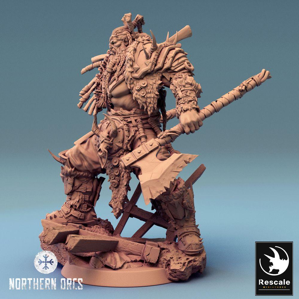Produktfoto Tabletop 28mm Lord of the Print (LotP) 0: Tabletop Miniatur: Ork Berserker Orc Berserker, Ork Kriegshäuptling, Axtkämpfer mit zwei Äxten (24_04_E1)