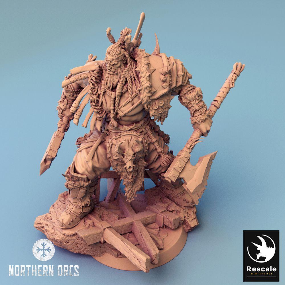 Produktfoto Tabletop 28mm Lord of the Print (LotP) 0: Tabletop Miniatur: Ork Berserker Orc Berserker, Ork Kriegshäuptling, Axtkämpfer mit zwei Äxten (24_04_E1)