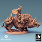 Produktfoto Tabletop 28mm Lord of the Print (LotP) 0: Tabletop Miniatur: Ork Kriegsherr auf Wildschwein - Orc Warlord, Boar Rider, Bestienreiter mit Axt und Rundschild (24_04_T)