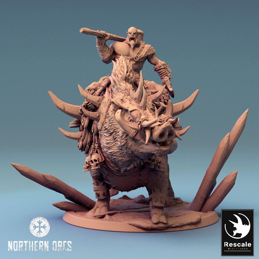 Produktfoto Tabletop 28mm Lord of the Print (LotP) 0: Tabletop Miniatur: Ork Keilerreiter mit Keule, Kriegsherr auf Wildschwein, Boar Rider Warlord, monströse Kavallerie (24_04_S)