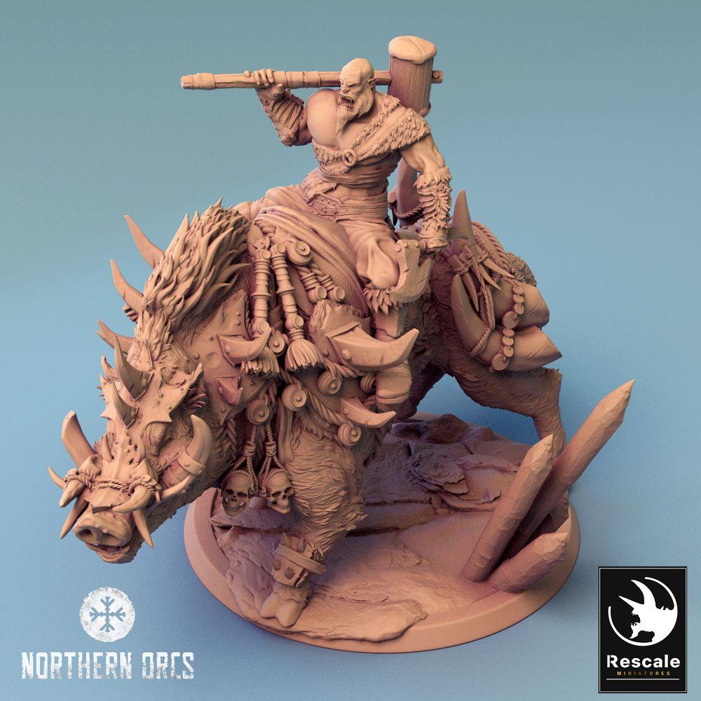 Produktfoto Tabletop 28mm Lord of the Print (LotP) 0: Tabletop Miniatur: Ork Keilerreiter mit Keule, Kriegsherr auf Wildschwein, Boar Rider Warlord, monströse Kavallerie (24_04_S)